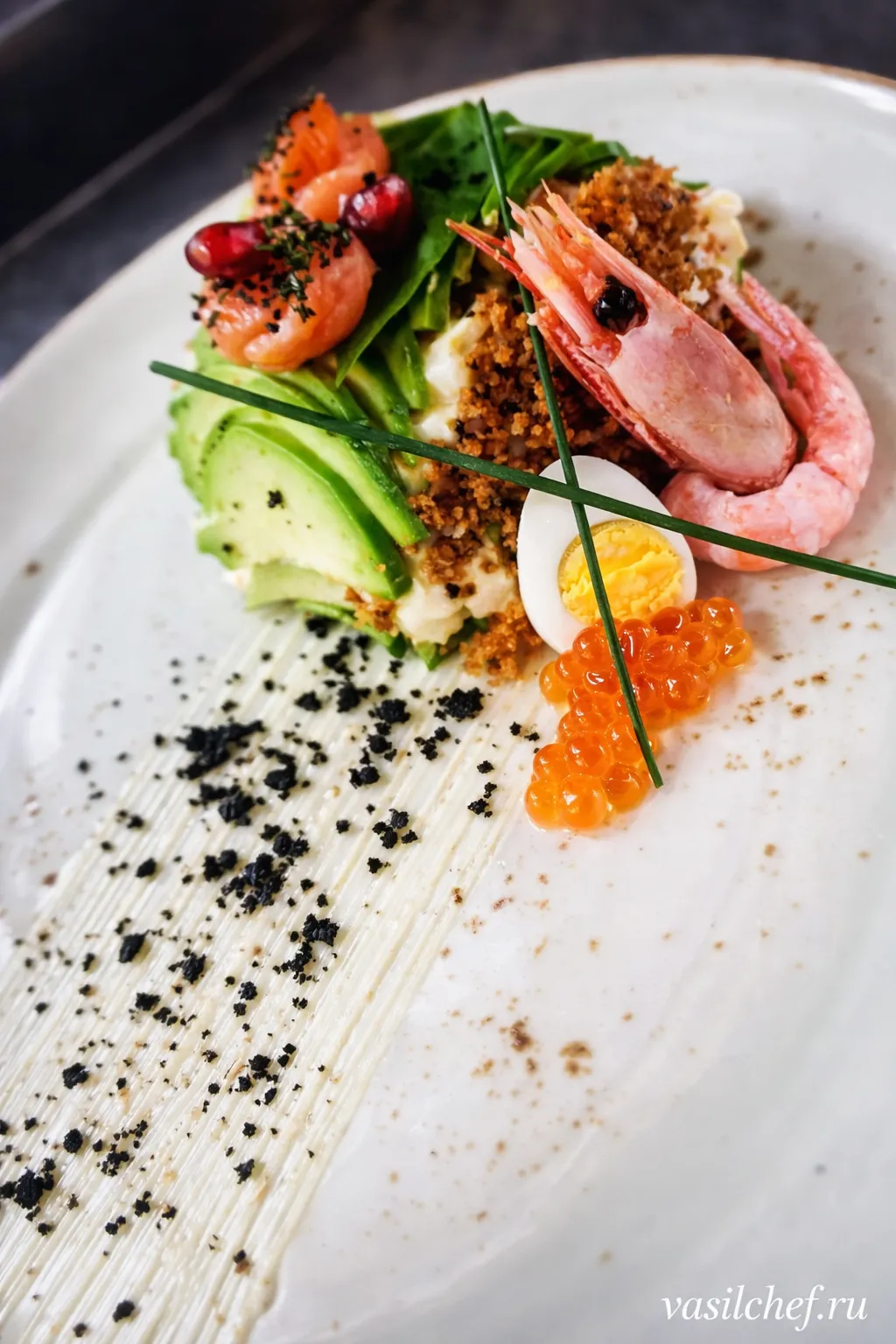 Salad with avocado, prawns and salmon roe